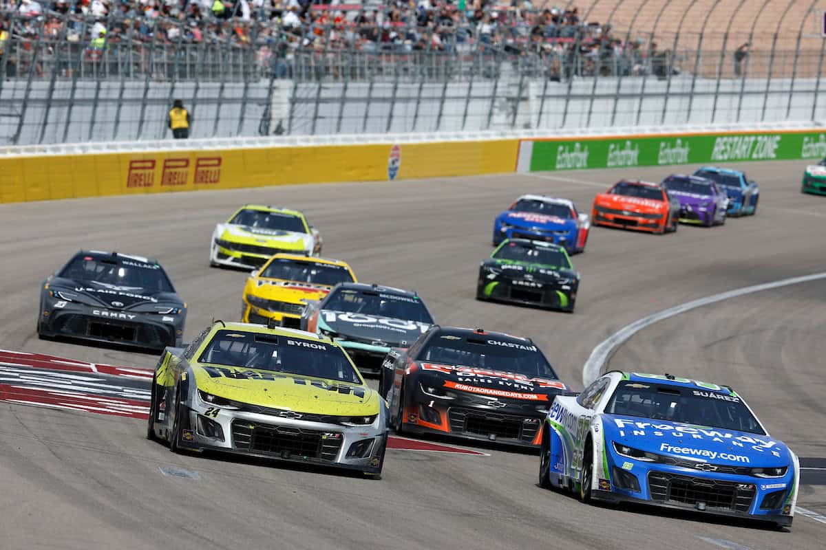 #24: William Byron, Hendrick Motorsports, Raptor Chevrolet, #99: Daniel Suarez, Trackhouse Racing, Freeway Insurance Chevrolet