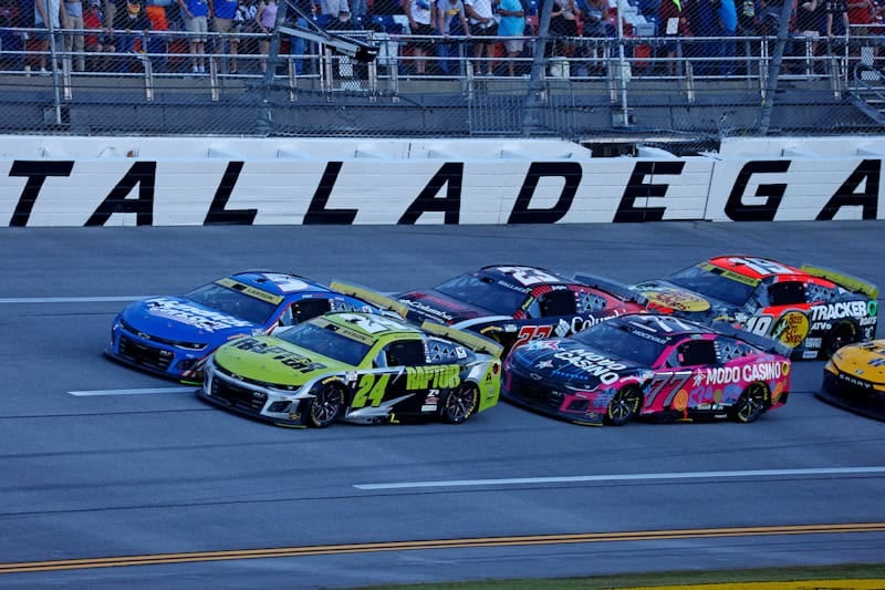 2025 Cup Talladega II pack racing VI - Hendrick Motorsports teammates Kyle Larson, No. 5 Chevrolet, and William Byron, No. 24 Chevrolet (Credit: Peter Casey/NKP)
