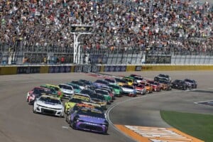 NASCAR Cup Series Las Vegas Motor Speedway #11: Denny Hamlin, Joe Gibbs Racing, ampm Toyota Camry, #9: Chase Elliott, Hendrick Motorsports, NAPA Auto Parts Chevrolet