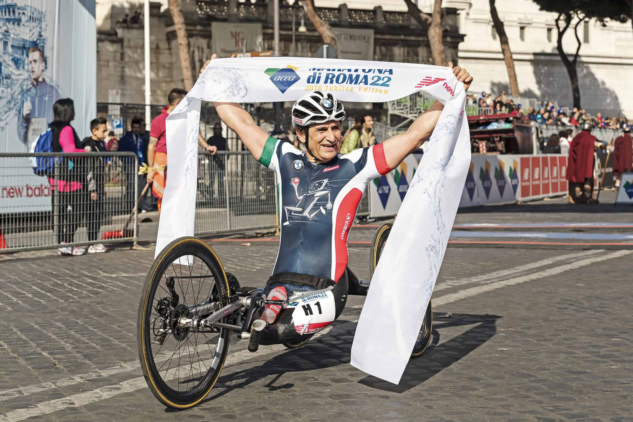 Alex Zanardi celebrates the end of the Marathon of Rome, 2016.