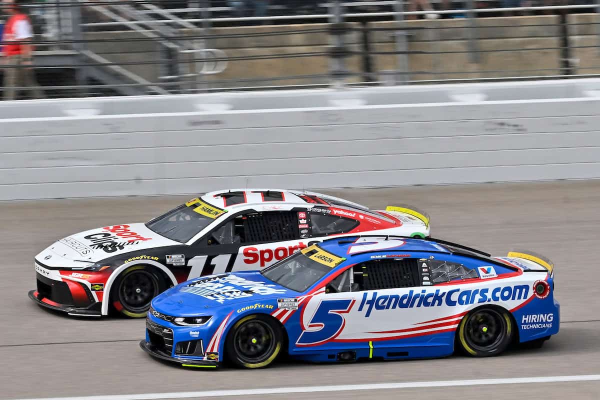 #11: Denny Hamlin, Joe Gibbs Racing, Sport Clips Haircuts Toyota Camry, #5: Kyle Larson, Hendrick Motorsports, HendrickCars.com Chevrolet Camaro